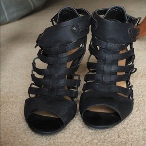 SALE 🏷Strappy low sandals! EUC